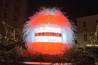 Chlupaté vejce na Svoboďáku chrlí vzkazy a baví Brňany. Dostalo přezdívku varle - Novinky